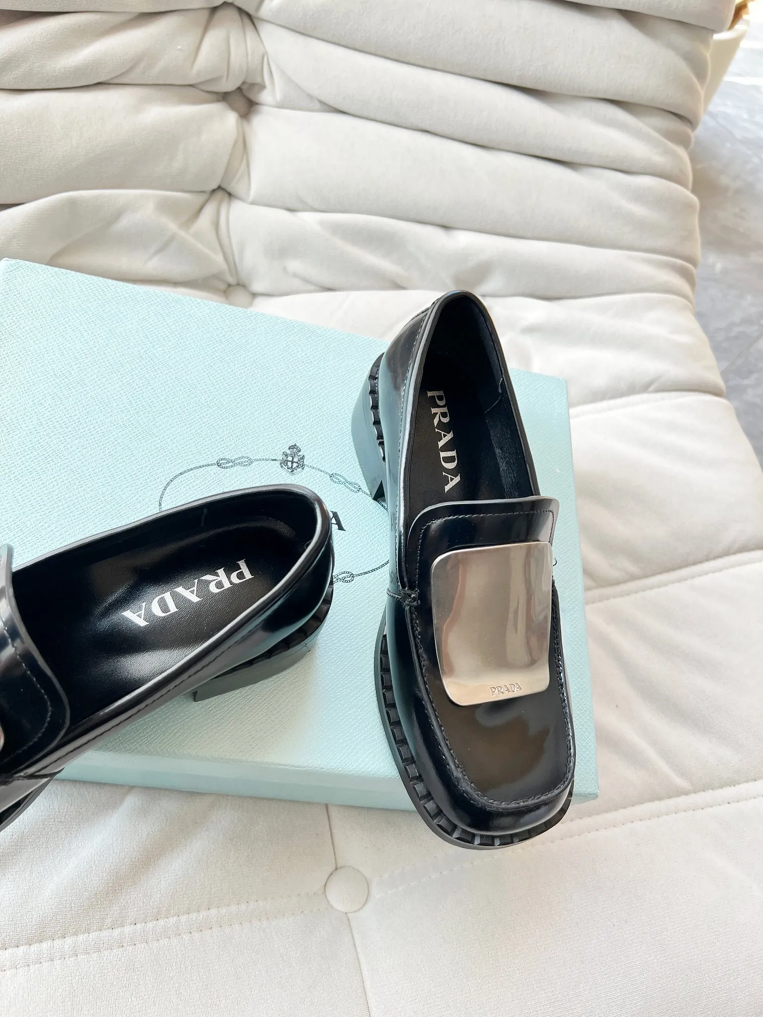 👟👟Ex-factory price 560👟👟 Prada’s new spring and summer women’s clothing｜Absolutely beautiful🥰Exception! Extra number! Anita will continue to update the latest SS25 catwalk pre-sale models, with novel logos as soul mates. Full of fun ~ Adhering to the trend-setting vane, you must believe in Prada's ability to capture fashion. 35-42 yards